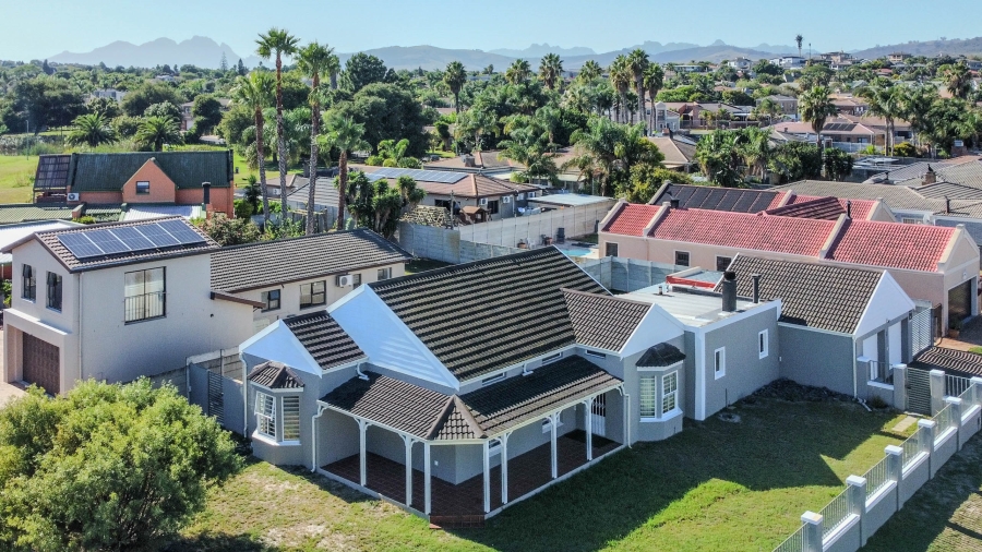 4 Bedroom Property for Sale in De Oude Spruit Western Cape